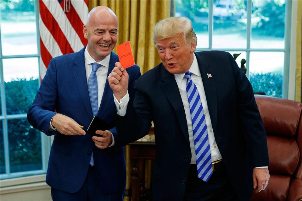 EU-Abgeordnete fordern Aufklärung, ob Einfluss von US-Präsident Trump auf FIFA-Chef Infantino zur Rücknahme der Roten Karte gegen US-Stürmer Balogun geführt hat. (Archivbild)Evan Vucci/AP/dpa
