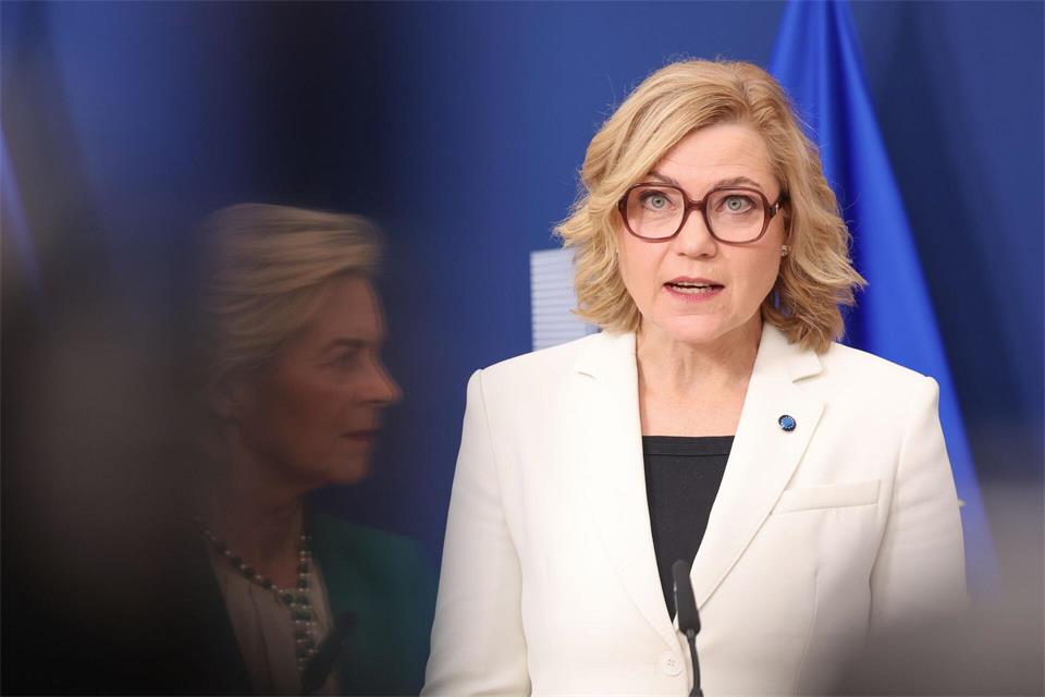 EU-Digitalkommissarin Henna Virkkunen (r.) mahnt KI-Firmen, ihre neusten Modelle erst nach erfolgreichen Sicherheitstests zu veröffentlichen. (Archivbild) Omar Havana/AP/dpa