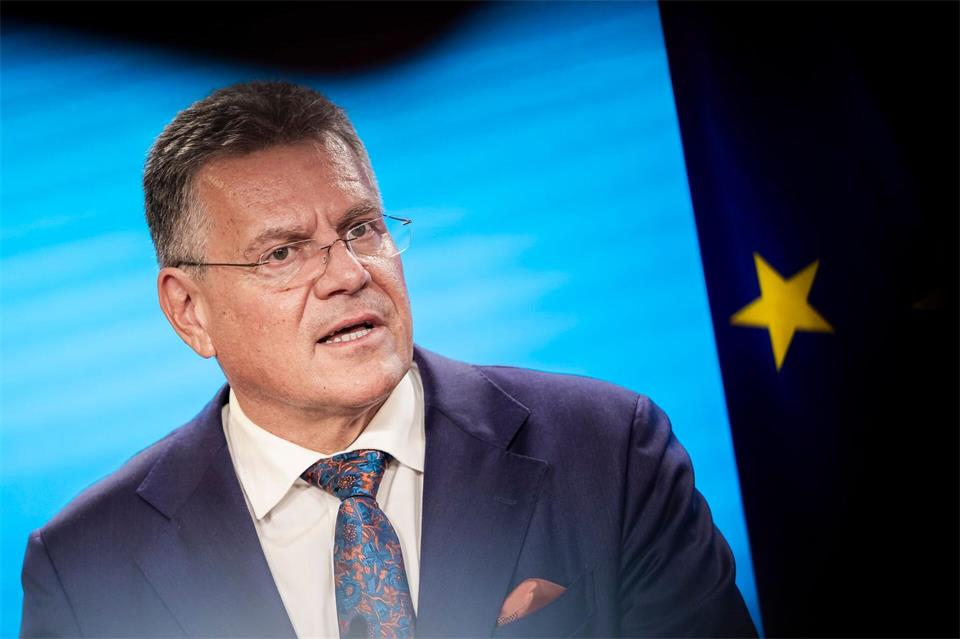 EU-Handelskommissar Maros Sefcovic äußert sich bei einer Pressekonferenz mit Außenminister Johann Wadephul (CDU) in Berlin.Christoph Soeder/dpa