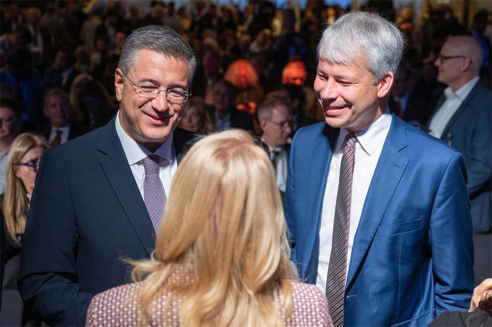 EU-Kommissar Tzitzikostas und Bundesverkehrsminister Bilger besuchen die Innotrans in Berlin.Christophe Gateau/dpa