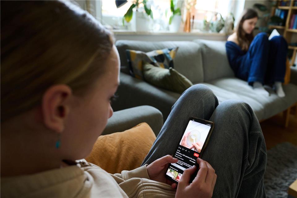 EU-Staaten für Mindestalter in sozialen Netzen EU-Kommissionspräsidentin Ursula von der Leyen hatte der Debatte mit ihrer Forderung nach einer Altersgrenze in den sozialen Medien zuletzt neuen Auftrieb gegeben. (Symbolbild)Annette Riedl/dpa