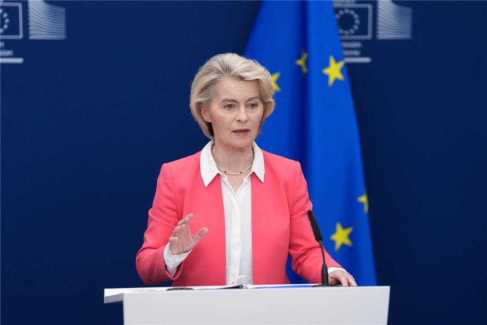 EU-Kommissionspräsidentin Ursula von der Leyen hatte sich zuletzt klar für strengere Regeln in den sozialen Netzwerken zum Kinder- und Jugendschutz ausgesprochen. (Archivbild) Marius Burgelman/AP/dpa