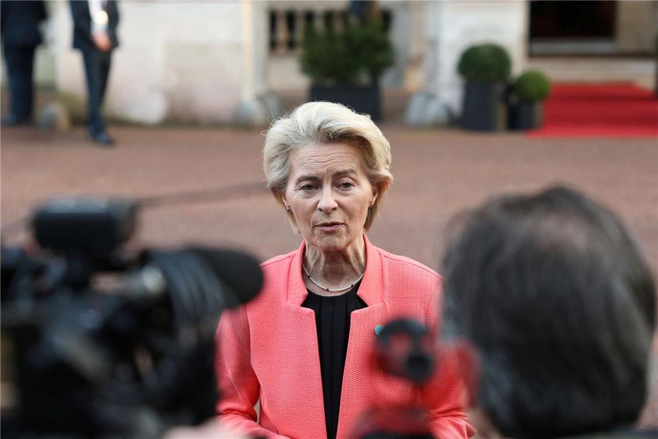 EU-Kommissionspräsidentin Ursula von der Leyen mahnt zur Wiederaufrüstung Europas.Toby Melville/Reuters Pool/AP/dpa