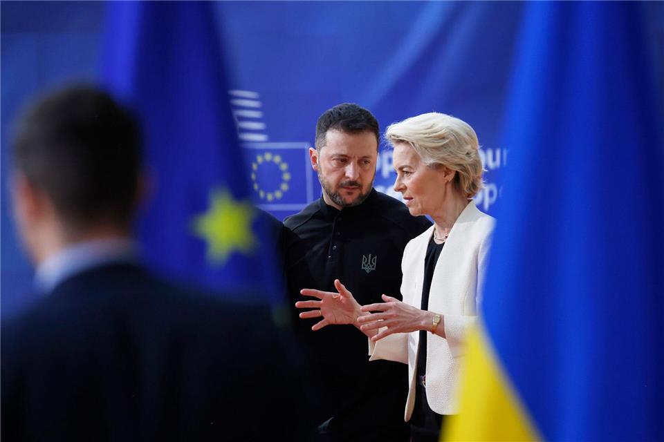 EU-Kommissionspräsidentin Ursula von der Leyen spricht von einem „gewaltigen Schritt nach vorn“ - der ukrainische Präsident Wolodymyr Selenskyj hat lange auf ihn gewartet. (Archivbild)Omar Havana/AP/dpa