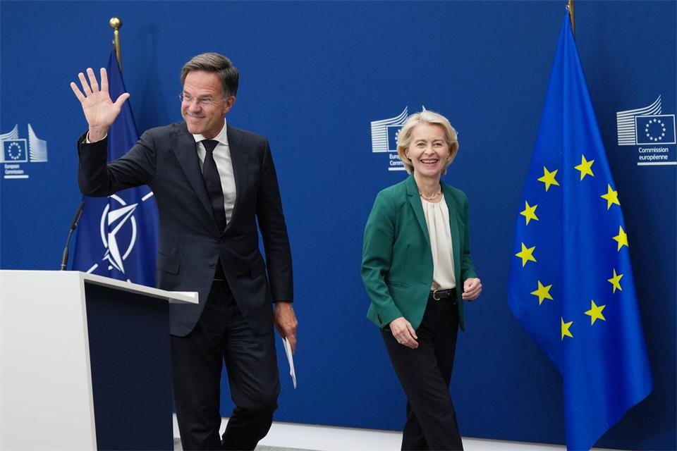 EU-Kommissionspräsidentin Ursula von der Leyen und Nato-Generalsekretär Mark Rutte äußern sich in Brüssel zum Vorfall mit einer Sprengstoffdrohne auf dem Flughafen Leipzig/Halle.Virginia Mayo/AP/dpa