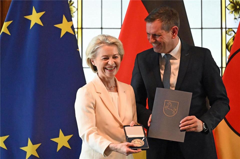 EU-Kommissionspräsidentin von der Leyen und Ministerpräsident Lies bei der Verleihung der Landesmedaille in Hannover.Shireen Broszies/dpa