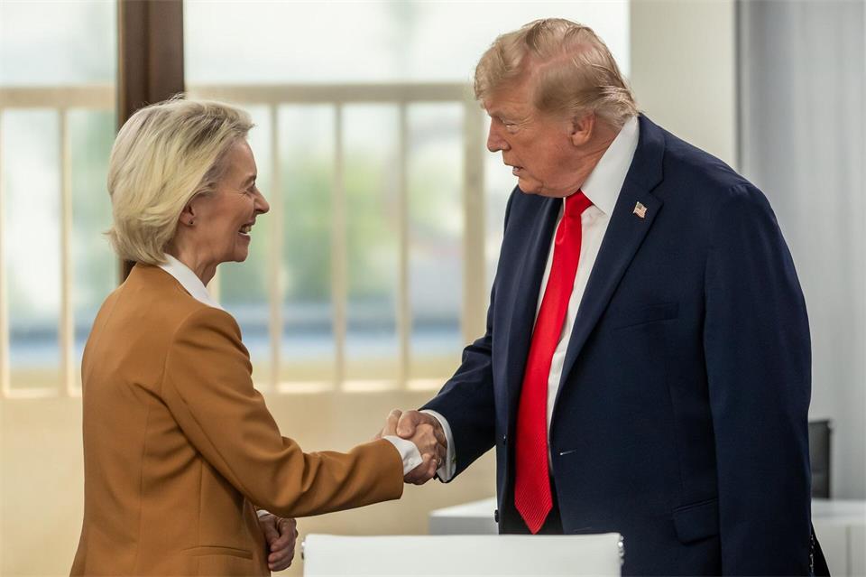 EU-Kommissionspräsidentin von der Leyen und US-Präsident Trump hatten sich im Sommer 2025 nach einem monatelangen Zollkonflikt auf eine Einigung verständigt. (Archivbild)Michael Kappeler/dpa-Pool/dpa