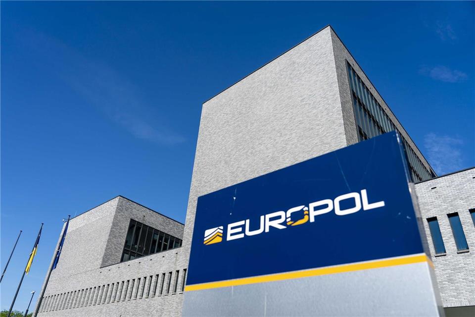 EU-Polizeibehörde Europol in Den Haag: Fahnder stoppen in 18 Ländern Falschgeld im Wert von 1,2 Milliarden Euro. Die meisten Blüten kamen aus China. (Symbolbild)Jerry Lampen/anp/dpa