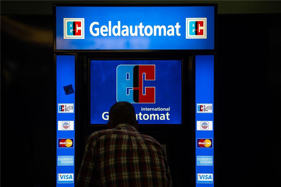 EU-Unterhändler haben sich auf neue Regeln zu Bargeldzugang und gegen Online-Betrug geeinigt. (Symbolbild) Hannes P. Albert/dpa