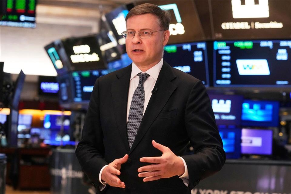 EU-Wirtschaftskommissar Valdis Dombrovskis blickt positiv auf die Zahlen. (Archivbild)Richard Drew/AP/dpa