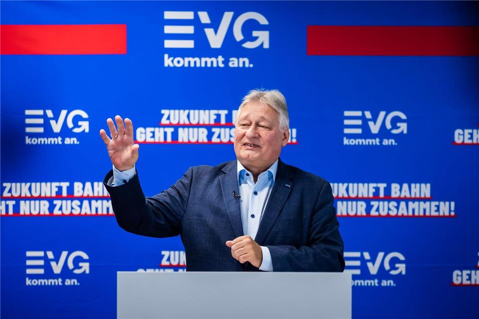 Machtkampf statt Neustart - Holpriger Wechsel an Bahn-Spitze EVG-Chef Martin Burkert ist nicht erfreut über den geplanten Chefwechsel bei der DB InfraGo.Christoph Soeder/dpa