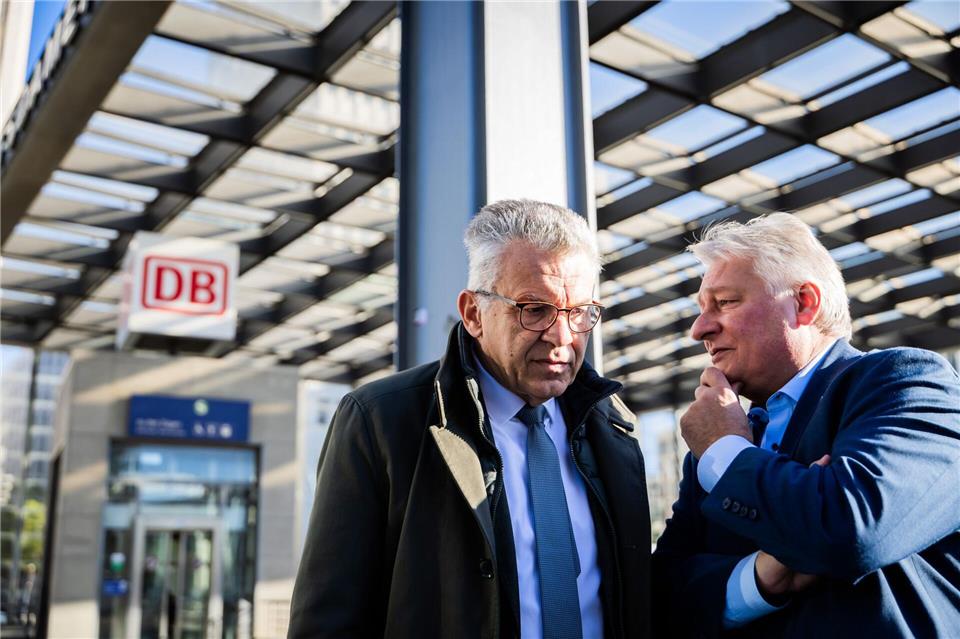EVG-Chef Martin Burkert (rechts) und Werner Gatzer, Vorsitzender des Aufsichtsrats der Deutschen Bahn, kurz vor der Aufsichtsratssitzung.Christoph Soeder/dpa