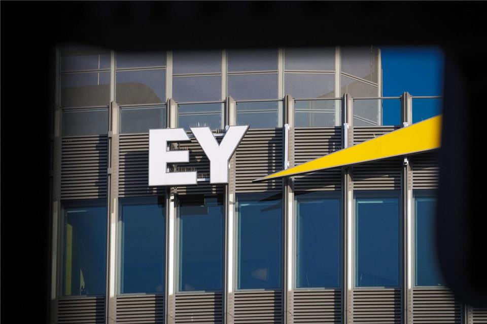 EY hat im vergangenen Geschäftsjahr etwas mehr Umsatz gemacht.Soeren Stache/dpa-Zentralbild/dpa