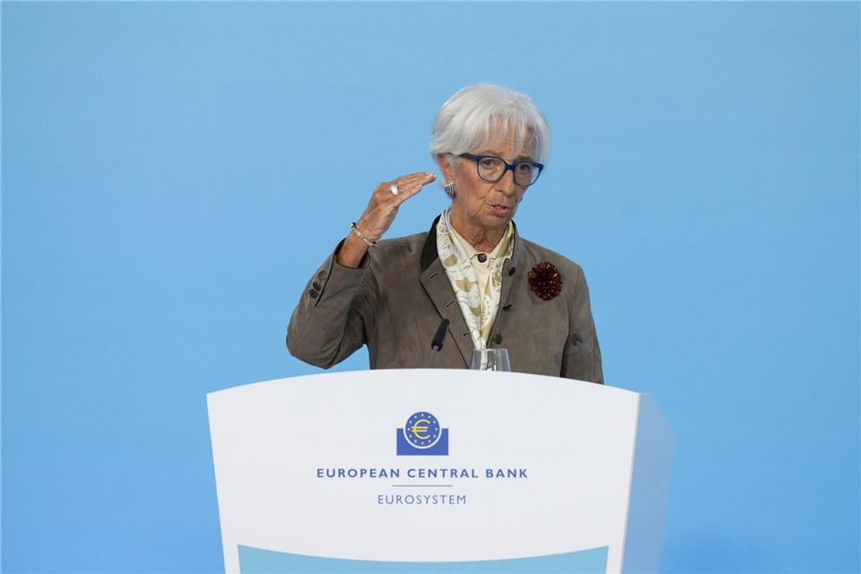 EZB-Präsidentin Lagarde hält sich in einer Welt voller Krisen alle Optionen offen. (Archivbild)Boris Roessler/dpa