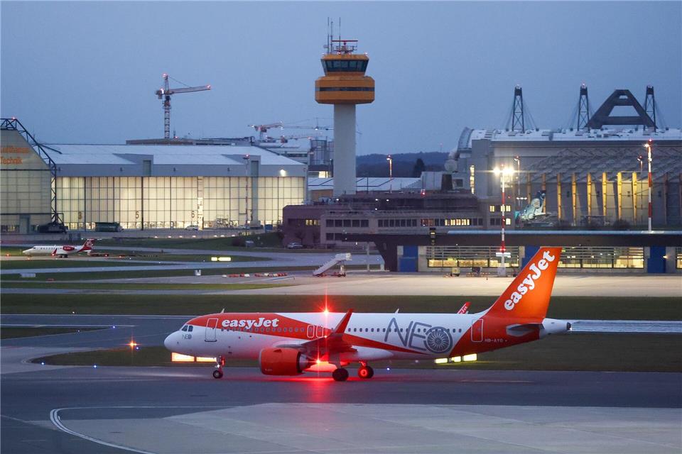 Easyjet fliegt vom 30. Oktober an von Hamburg auch nach Sevilla. (Archivbild)Bodo Marks/dpa
