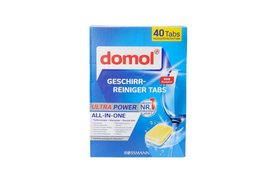 Ebenfalls die Note 2,1 bekamen die Tabs „Domol Ultra Power All-in-One“ von Rossmann.Ralph Kaiser/Stiftung Warentest/dpa-tmn