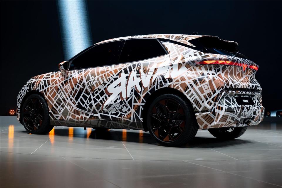Vier neue E-Autos von VW – Marktstart ab 25.000 Euro geplant Ebenfalls nur getarnt gezeigt wird das Cupra-Schwestermodell Raval, das früheren Angaben zufolge vor dem ID. Polo anlaufen soll.Sven Hoppe/dpa