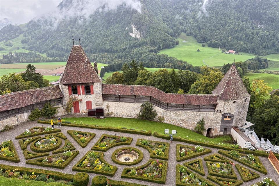 Ebenfalls sehenswert im Ort: das gleichnamige Schloss Gruyères.Verena Wolff/dpa-tmn