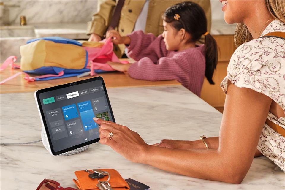 Echo Show 11 im Alltag: Neben praktischen Infos wie Wetter oder Rezepten blendet der smarte Bildschirm vermutlich auch wieder Werbung ein.Amazon/dpa-tmn