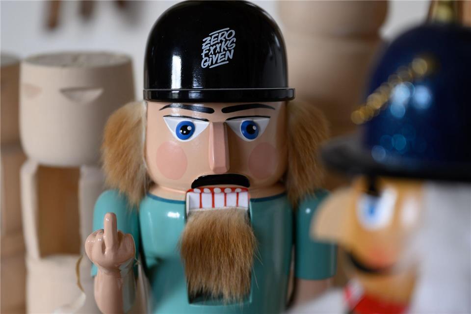 Echt erzgebirgischer Nussknacker vs. Importmodell. Das Kunsthandwerk im Erzgebirge setzt sich gegen Kopien aus dem Ausland zur Wehr. Auch vor Gericht.Hendrik Schmidt/dpa