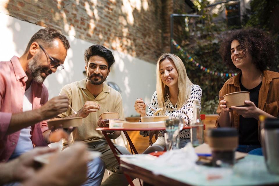 Echte Freundschaften entstehen nicht von selbst – sie brauchen Aufmerksamkeit und gemeinsame Zeit.Halfpoint/Westend61/dpa-tmn