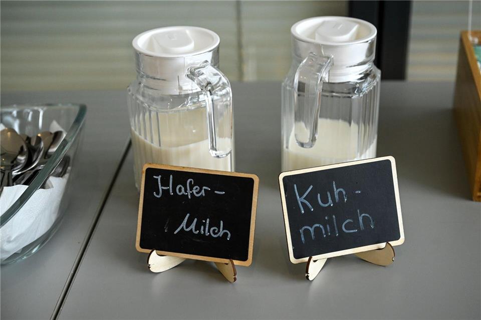 Echte „Milch“ gibt es laut Vorschrift nur von Tieren - aber im Alltag werden auch Pflanzendrinks so genannt. Jens Kalaene/dpa