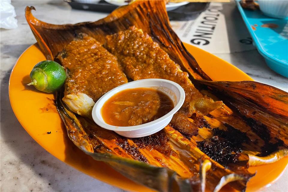 Echte Spezis: Viele Stände im Lau Pau Sat konzentrieren sich auf gegrillten Stachelrochen in Bananenblättern.Manuel Meyer/dpa-tmn