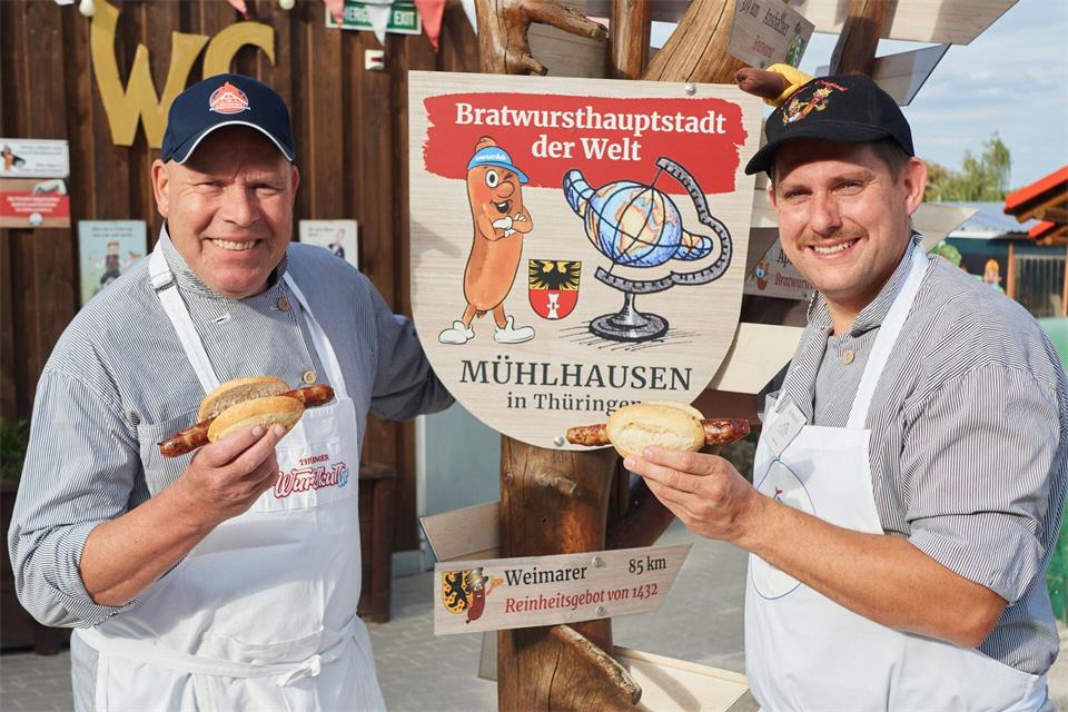 Echte Thüringer Rostbratwurst halten Thomas Mauer (links) und Kay Wipprecht im Deutschen Bratwurstmuseum Mühlhausen in der Hand. Andreas Drouve/dpa-tmn