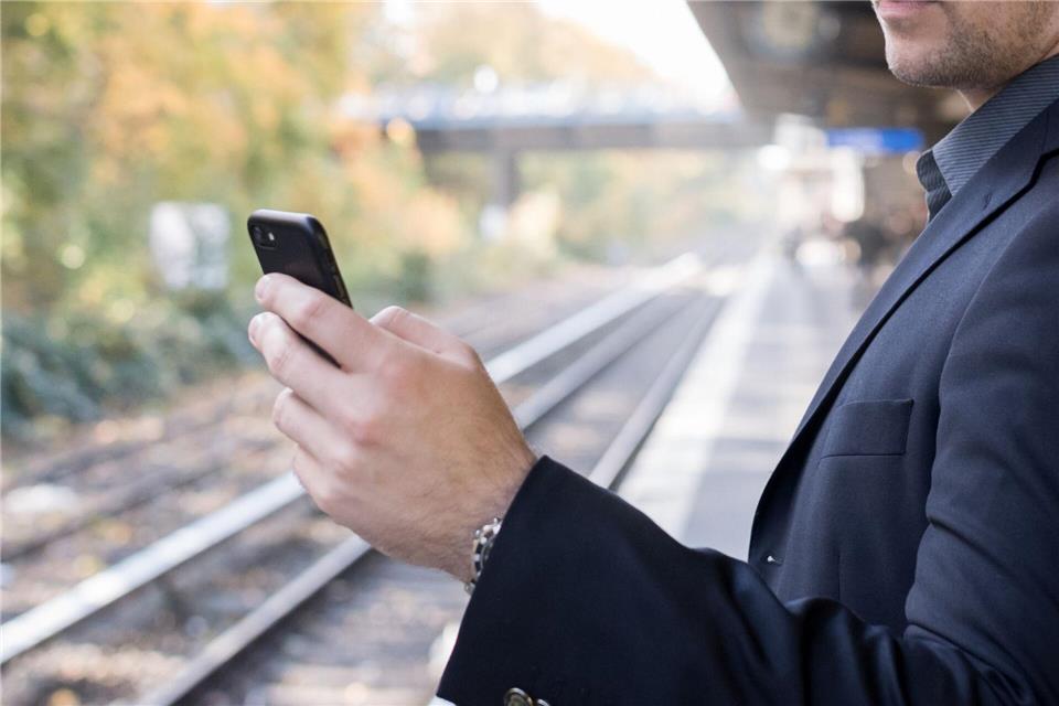 Echtzeitdaten für Bus und Bahn: Google Maps zeigt künftig nicht nur geplante Abfahrtszeiten, sondern auch Verspätungen und Prognosen direkt in der App.Alexander Heinl/dpa-tmn