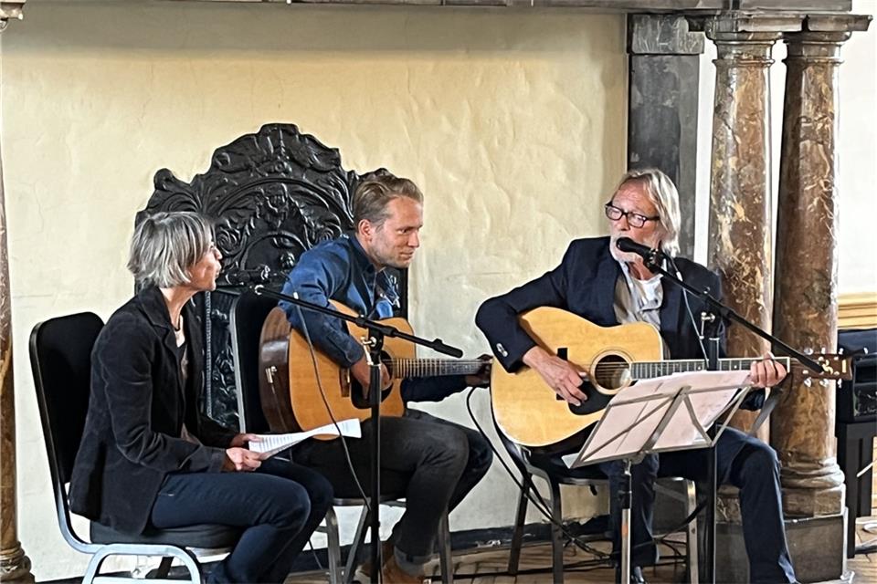 Eckard Zurheide (r.), sein Sohn Julian und Zurheides Nachfolgerin Cora Zimmermann haben den Abschied musikalisch gestaltet; zur Überraschung der Gäste im Rittersaal des Schlosses.