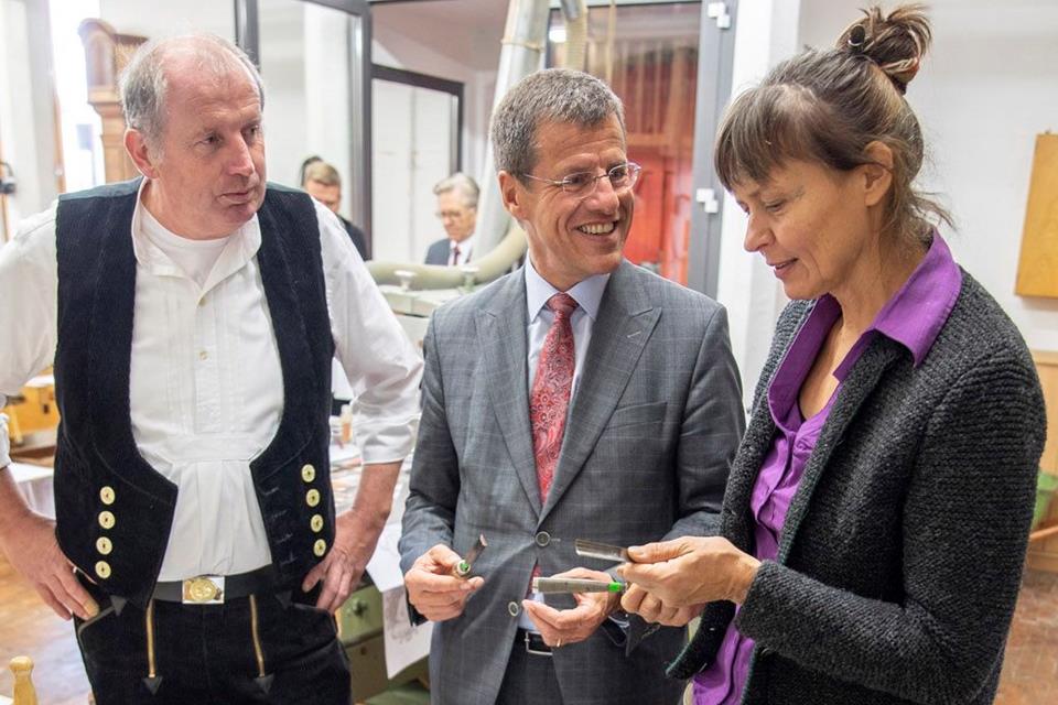 Eckhard Forst ließ sich die Ausbildung beim Besuch der Akademie-Werkstätten erläutern.