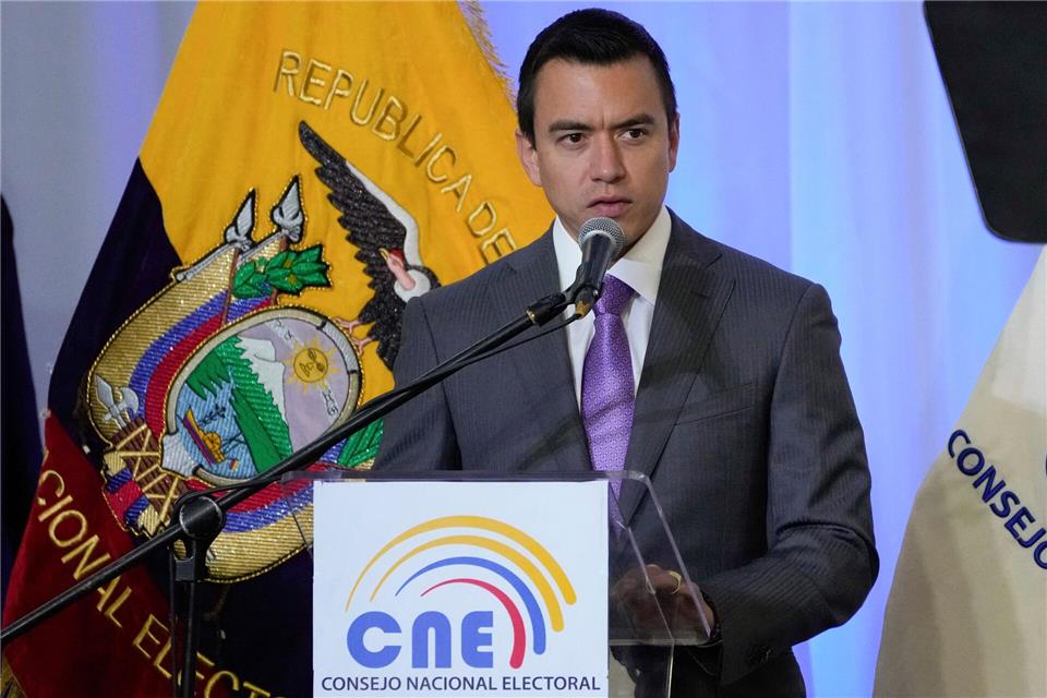 Ecuadors Präsident Daniel Noboa setzt die Sonderkonsumsteuer auf Bier während der WM aus. (Archivbild)Dolores Ochoa/AP/dpa