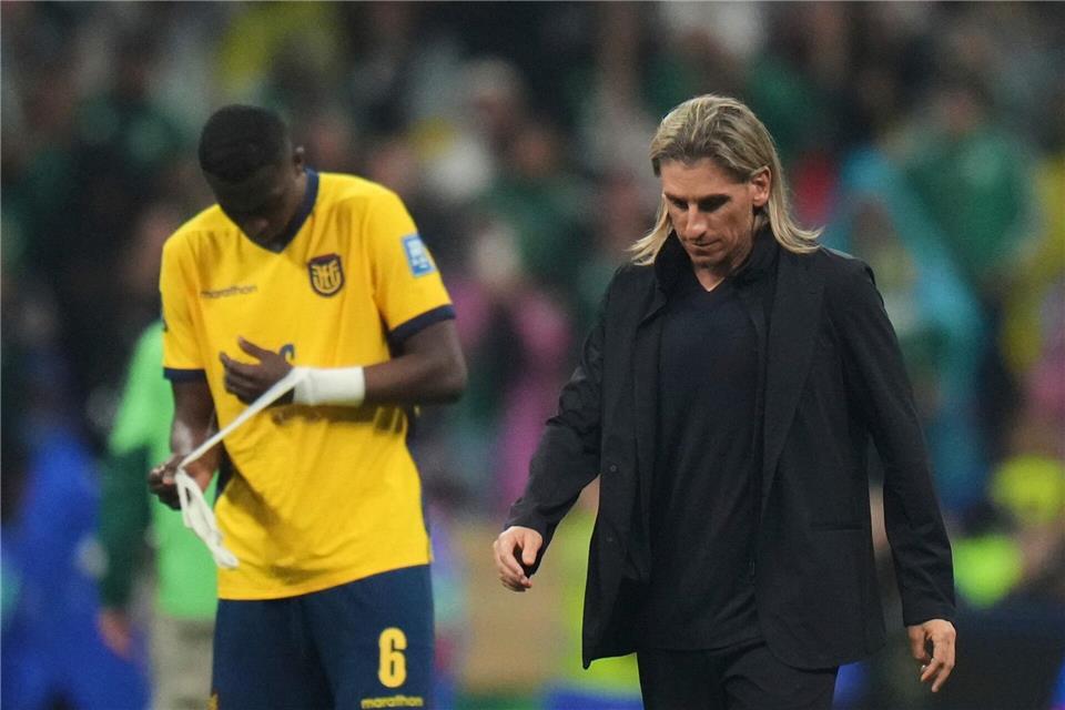 Ecuadors Trainer Sebastián Beccacece (r) deutet Abschied an. Eduardo Verdugo/AP/dpa