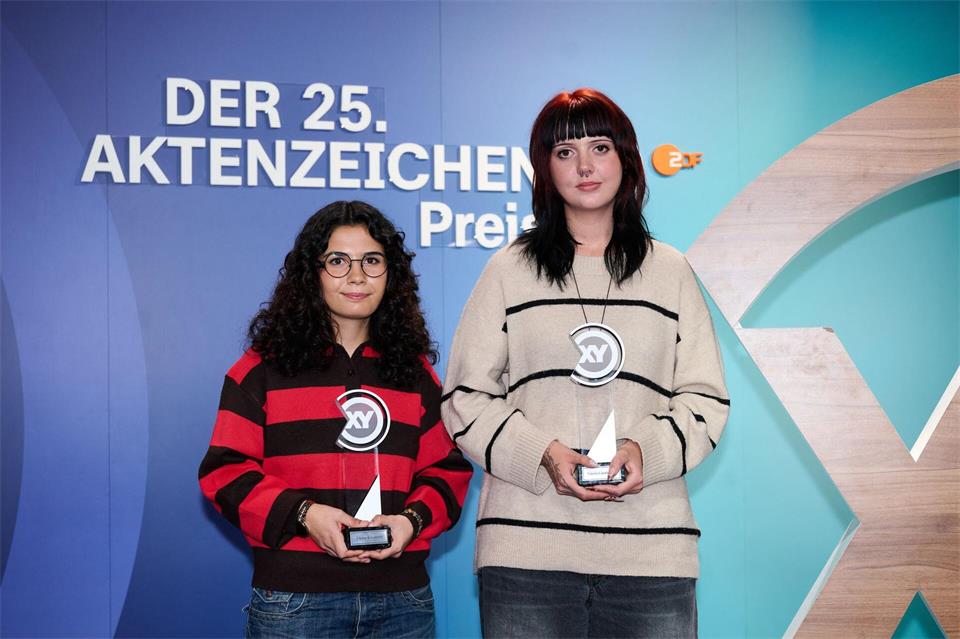 Edanur Karademir (l) und Valeria Lizenberger  halfen einer Jugendlichen, die von einem Mann bedrängt wurde.Sebastian Christoph Gollnow/dpa