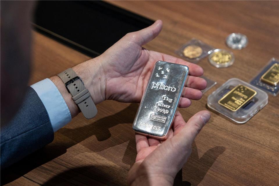 Edelmetalle gelten unter Anlegern als mögliche Absicherung gegen wirtschaftliche und politische Unsicherheiten. (Archivbild)Hannes P. Albert/dpa