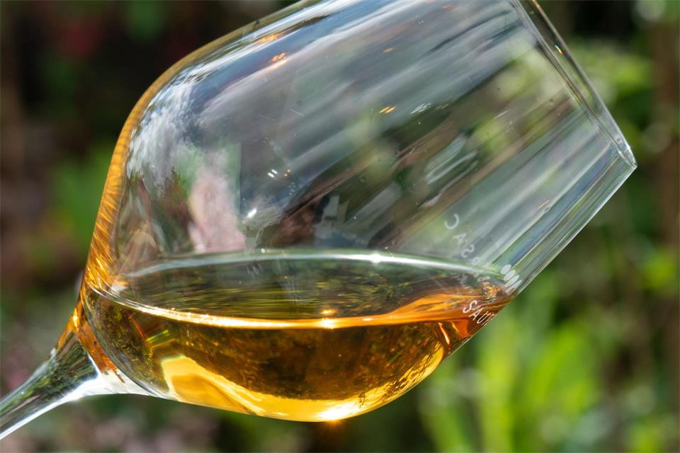 Edelsüßer, goldgelber Tropfen, der nach Aprikose und Pfirsich schmeckt: Sauternes-Wein.Andreas Drouve/dpa-tmn