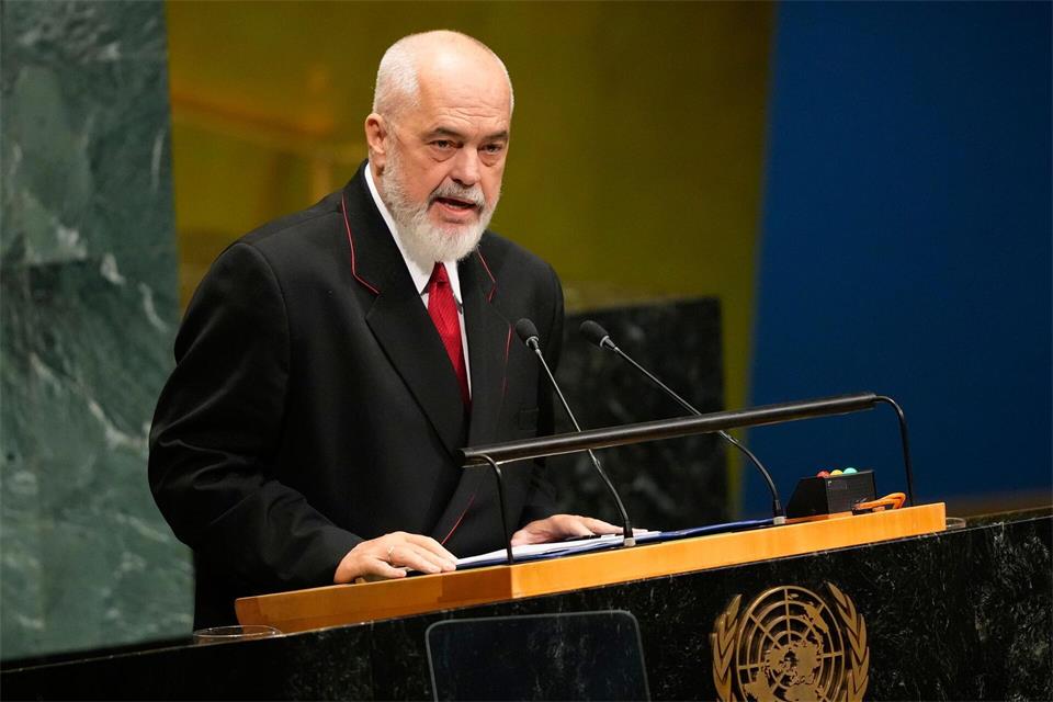 Edi Rama erklärte, er wolle auf die Sorgen der Demonstrierenden eingehen. Yuki Iwamura/AP/dpa