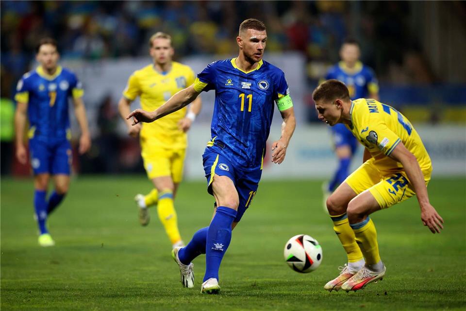 Edin Dzeko (M) will zukünftig in der 2. Bundesliga stürmen. (Archivbild)Armin Durgut/AP