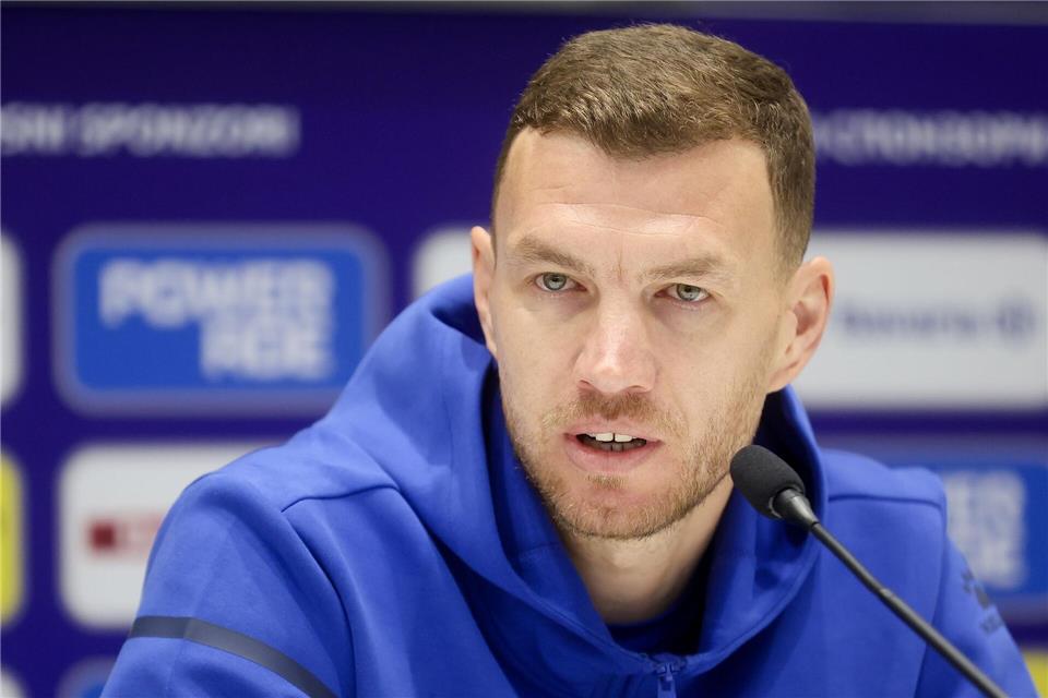 Edin Dzeko ist der drittälteste Feldspieler bei der WM. (Archivbild)Armin Durgut/AP/dpa