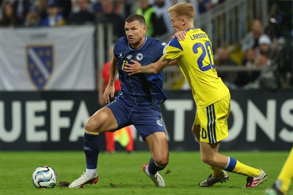 Edin Dzeko (l.) feierte einen emotionalen Abschied aus der Nationalmannschaft.Armin Durgut/AP/dpa