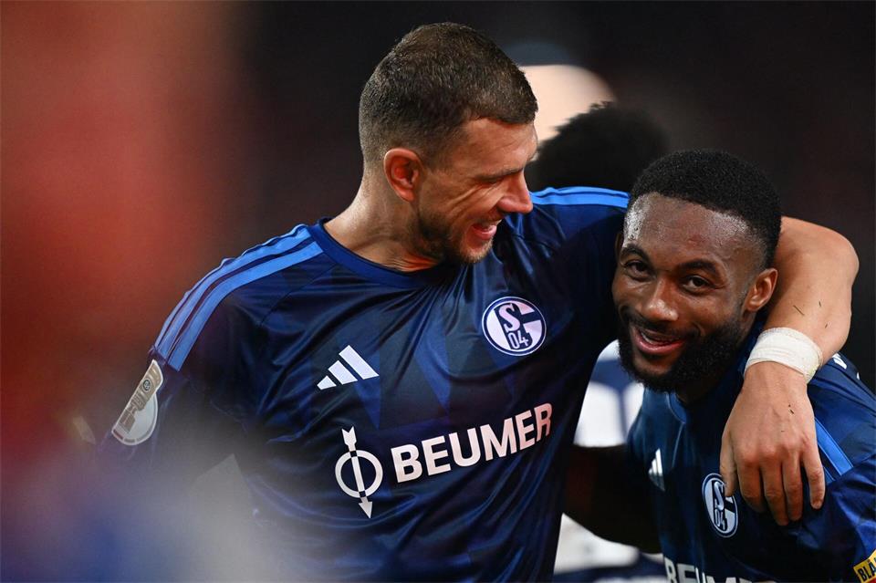 Edin Dzeko (l) traf doppelt und legte Sturmpartner Moussa Sylla einen Treffer auf.Hendrik Schmidt/dpa