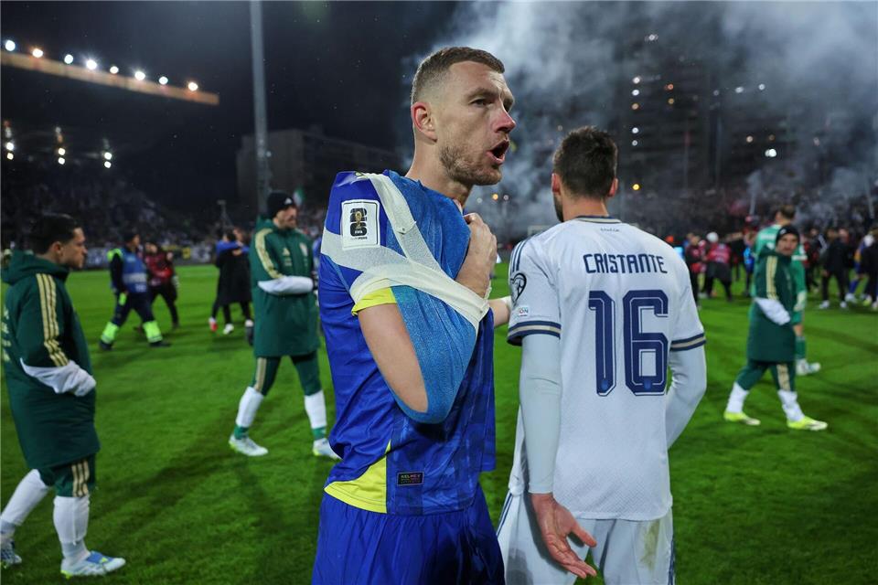 Edin Dzeko laborierte wochenlang an einer Schulterverletzung. (Archivbild)Armin Durgut/AP/dpa