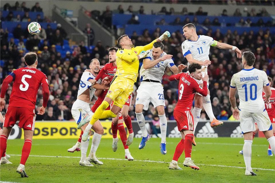 Edin Dzeko (r. oben) glich im Playoff-Halbfinale für Bosnien-Herzegowina aus. (Archivbild)Nick Potts/PA Wire/dpa