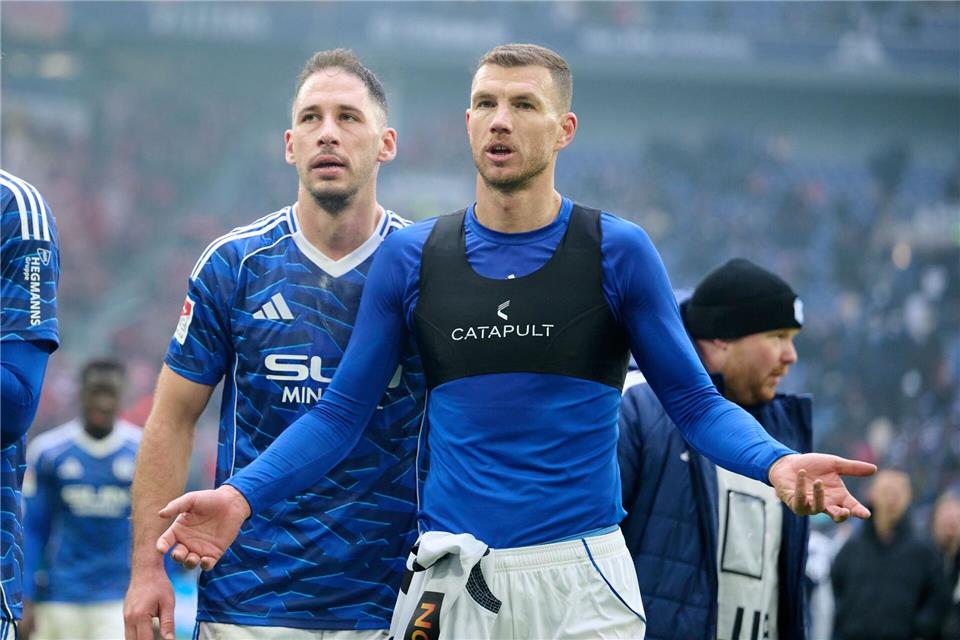 Edin Dzeko (r) und Nikola Katic stehen Schalke vorerst nicht zur Verfügung. (Archivbild) Bernd Thissen/dpa