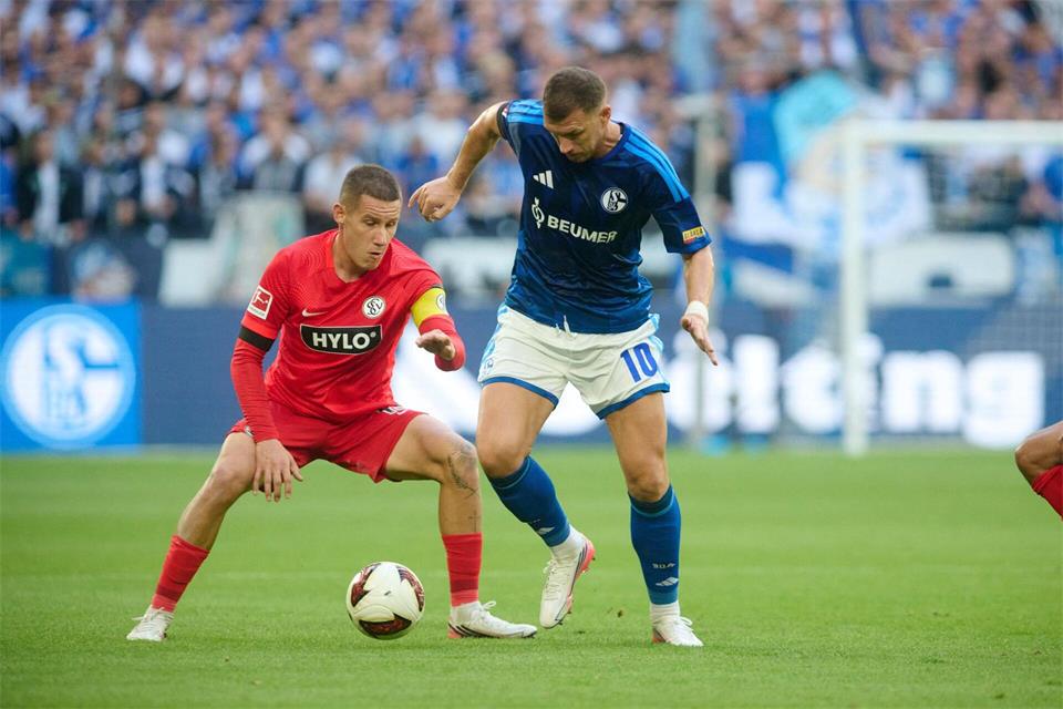 Edin Dzeko (r) wurde von seinen Mitspielern immer wieder in den Spielaufbau einbezogen.Bernd Thissen/dpa