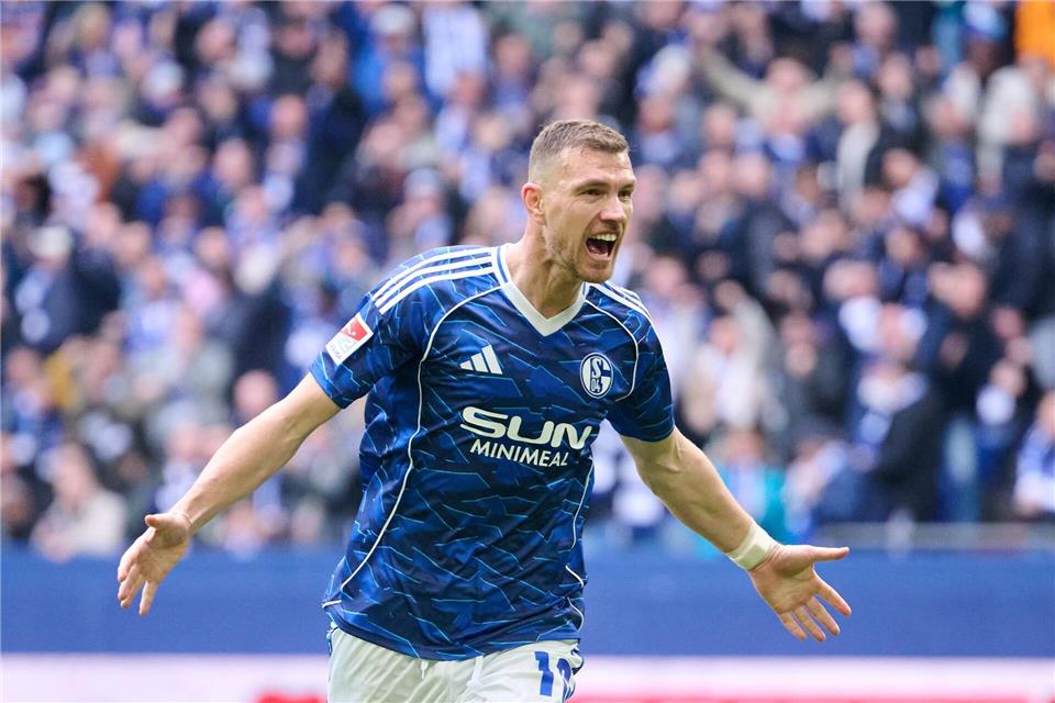 Edin Dzeko soll schon bald wieder für Schalke jubeln. (Archivbild)Bernd Thissen/dpa
