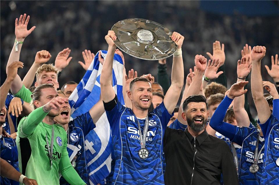 Edin Dzeko spielt noch ein Jahr Bundesliga mit Schalke. (Archivbild)Bernd Thissen/dpa