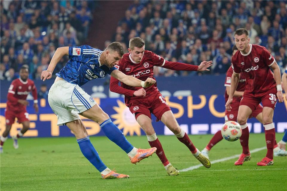 Edin Dzeko war wieder ein Aktivposten für Schalke.Bernd Thissen/dpa