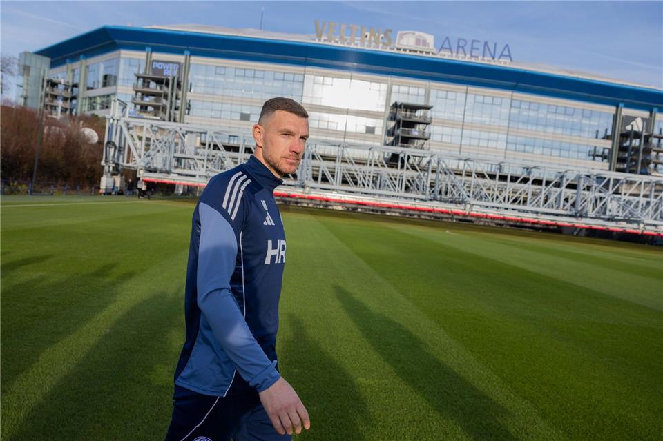 Edin Dzeko will Schalke zum Aufstieg verhelfen.Rolf Vennenbernd/dpa