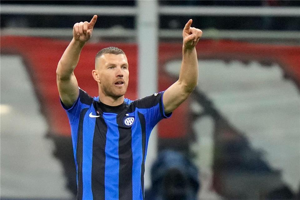Edin Dzeko will künftig auch auf Schalke jubeln. (Archivbild)Luca Bruno/AP/dpa